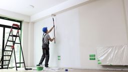 El color blanco en las paredes de casa pasó de moda.  El color blanco en las paredes de casa pasó de moda.