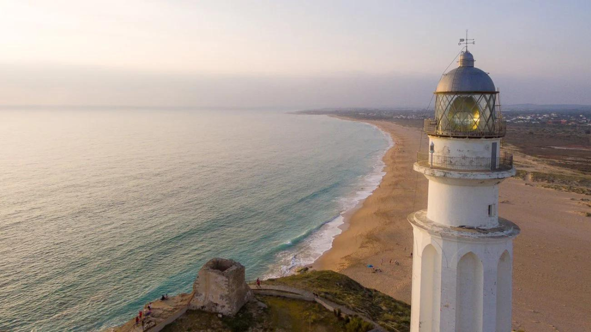 La Playa del Faro de Trafalgar es uno de los sitios más bonitos de Andalucía.