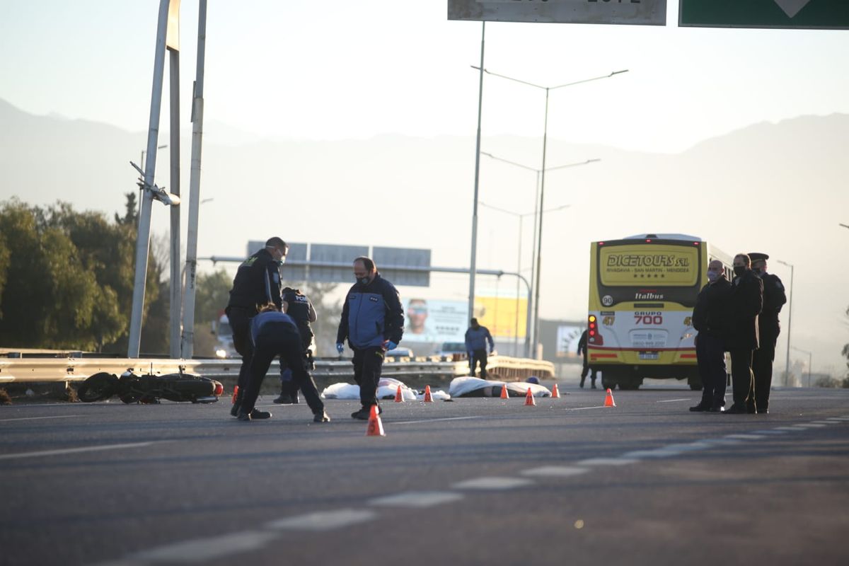Las dos mujeres cayern al asfalto y fueron embestidas por un micro.