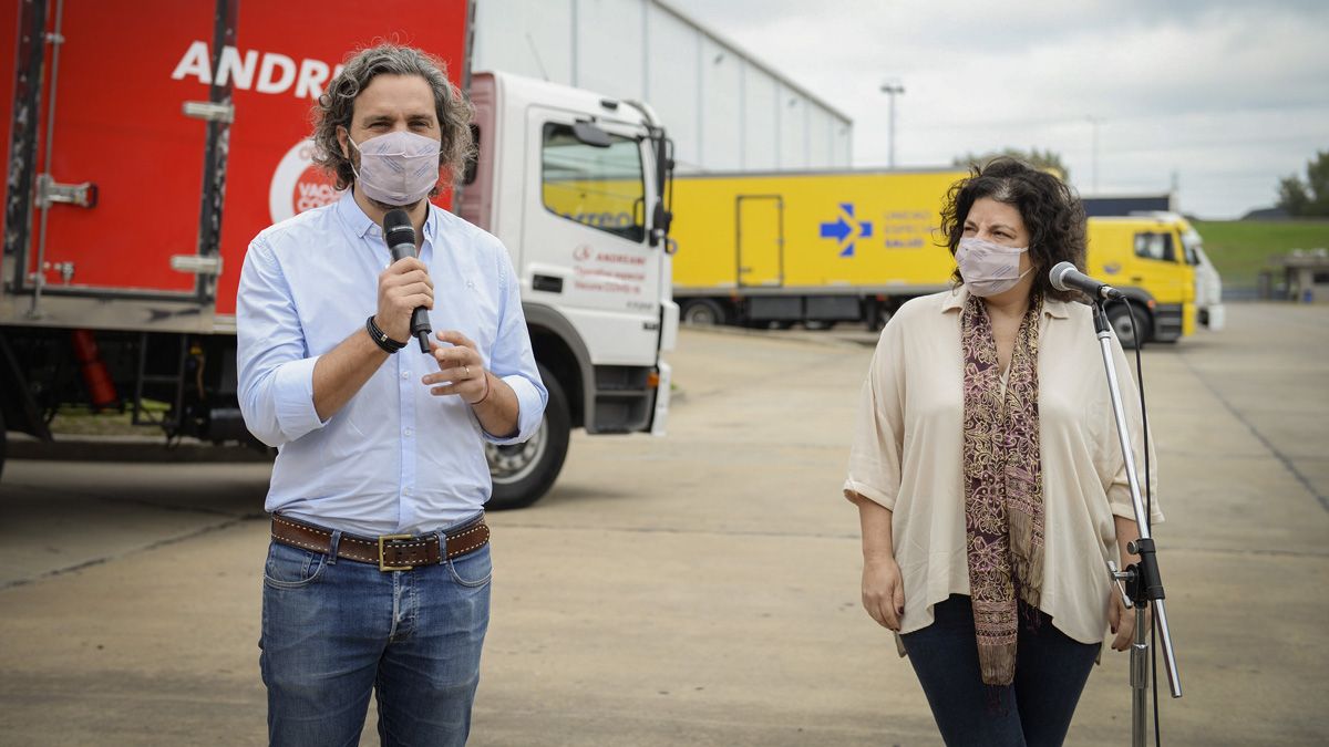 Santiago Cafiero y Carla Vizzotti estuvieron en Ezeiza para supervisar la llegada de más vacunas.