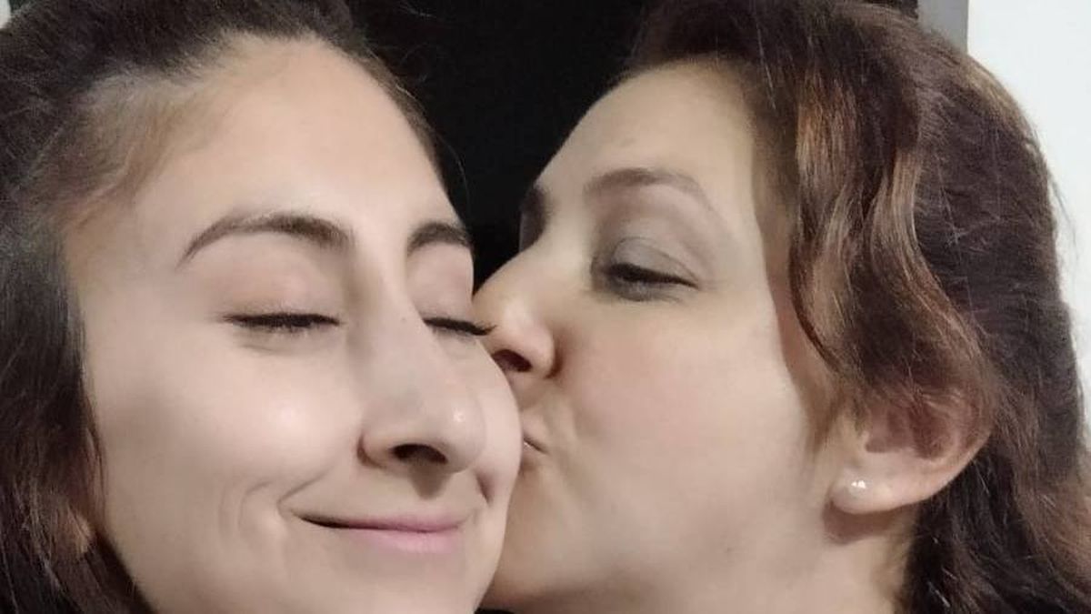 Tamara y el beso que recibe de su orgullosa mamá. Tamara y el beso que recibe de su orgullosa mamá.