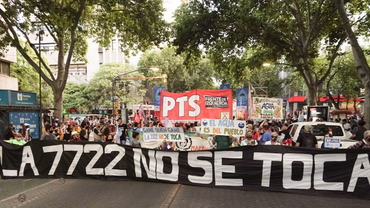 Unas 1.000 personas marcharon por el centro de Mendoza en defensa de la ley antiminera luego de que la Corte nacional declarara inconstitucional un artículo. Rodolfo Suarez repitió que el Gobierno mantendrá su postura y que se respetará la ley 7.722.