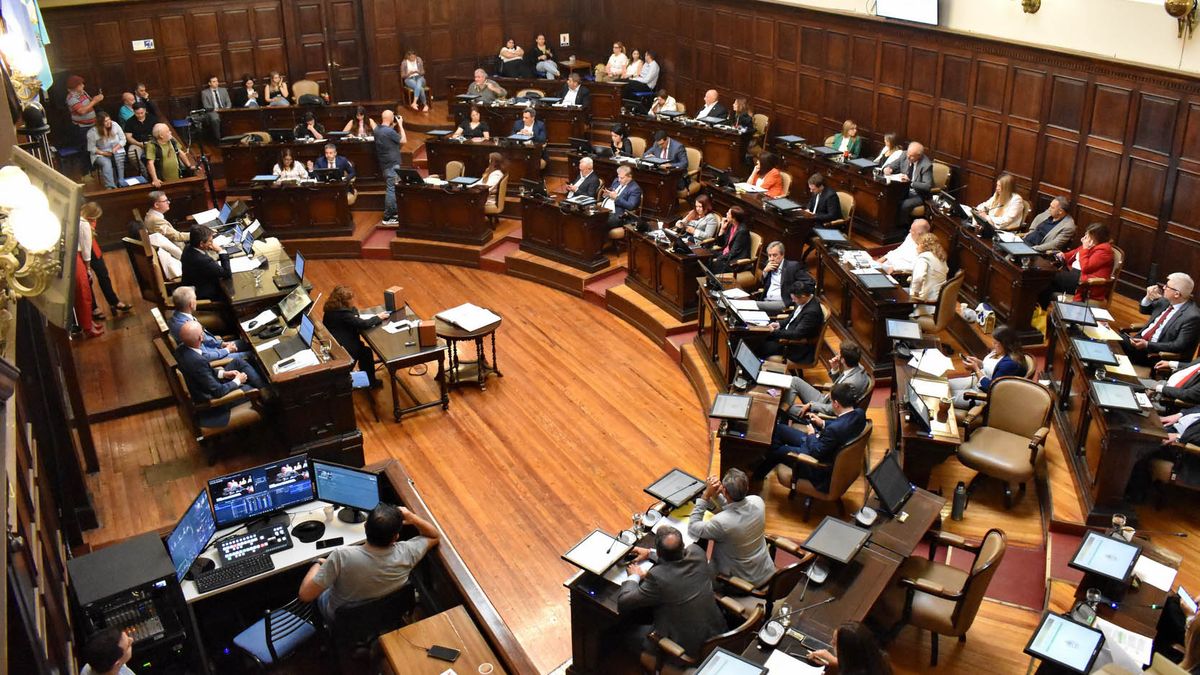 Del bloque radical de la Cámara de Diputados se van a fines de abril 11 legisladores, de los cuales algunos fueron reelectos en otras cámaras o concejos deliberantes y otros tantos ya buscan un cargo en el que terminar la gestión. Del bloque radical de la Cámara de Diputados se van a fines de abril 11 legisladores, de los cuales algunos fueron reelectos en otras cámaras o concejos deliberantes y otros tantos ya buscan un cargo en el que terminar la gestión.