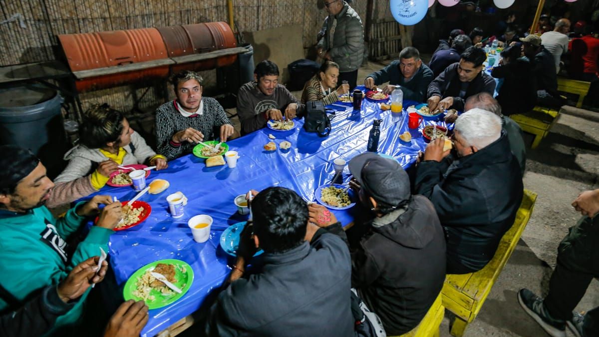 El patio callejero de la Iglesia La Merced da comida, talleres y baños para las personas en situación de calle. El patio callejero de la Iglesia La Merced da comida, talleres y baños para las personas en situación de calle.