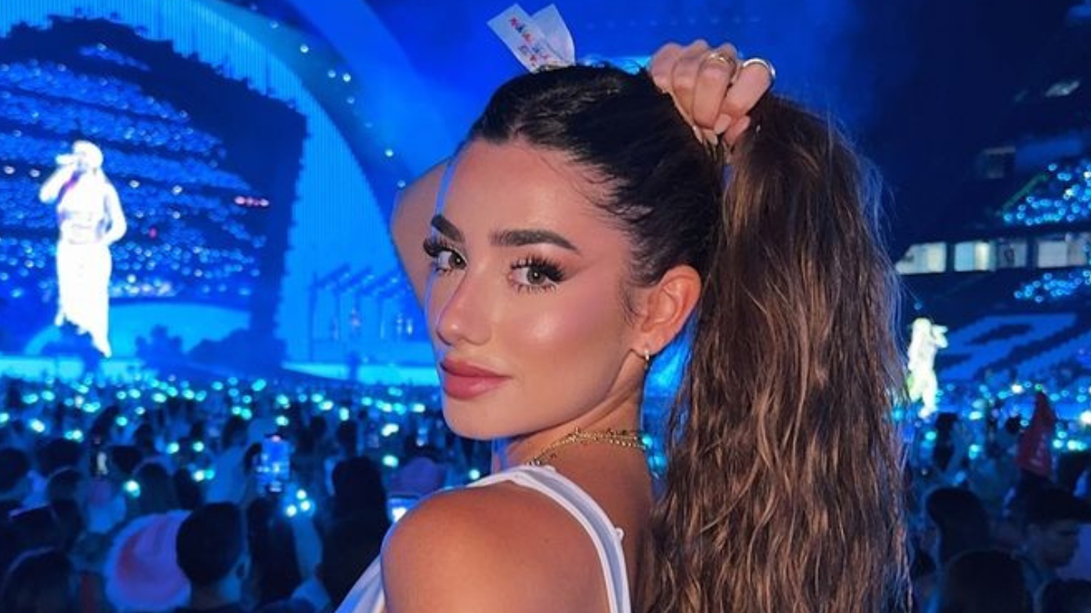 Lola Lolita disfrutó el show de Karol G con el vestido tendencia de la temporada.