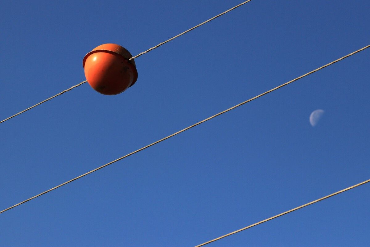 Descubrí para qué sirven las esferas rojas colgadas en los cables de alta tensión. Descubrí para qué sirven las esferas rojas colgadas en los cables de alta tensión.
