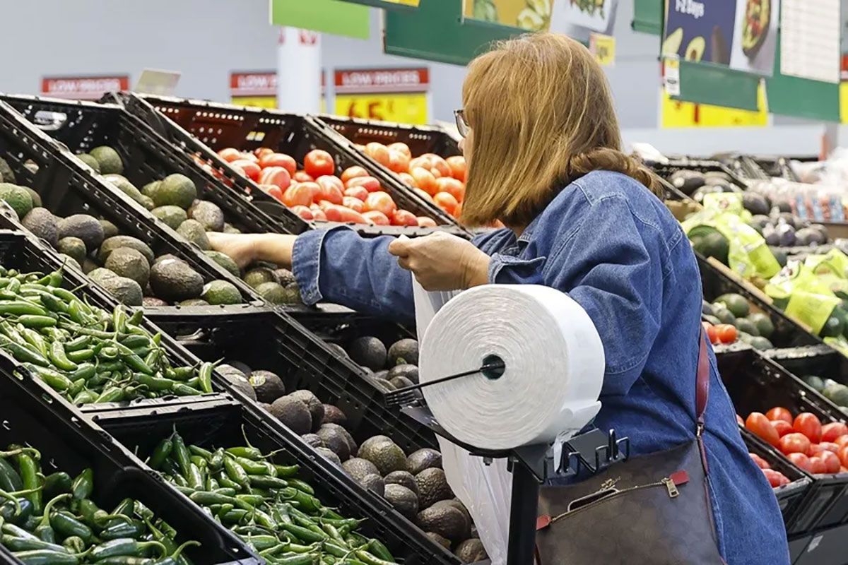 Una persona haciendo compras en un supermercado