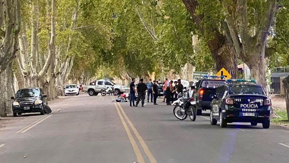 El motociclista de 20 años quiso pasar a un auto en calle Diagonal Pellegrini, en General Alvear, en un lugar con doble línea amarilla y chocó de frente con otro vehículo.