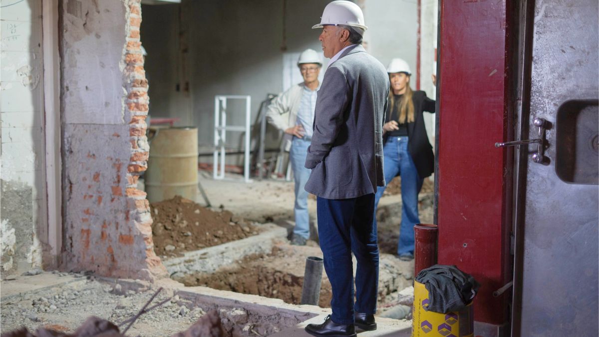 Alfredo Cornejo recorrió este viernes las nuevas obras en el hospital Notti. Alfredo Cornejo recorrió este viernes las nuevas obras en el hospital Notti.