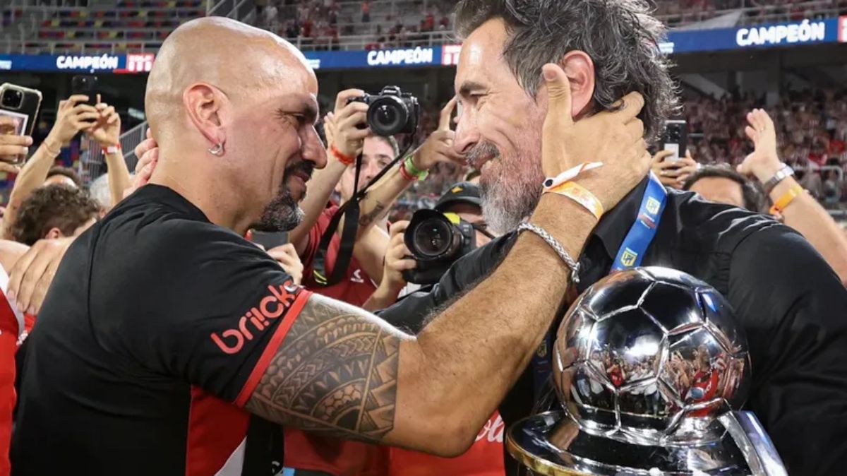 El presidente y el DT Pincha en pleno festejo por el Trofeo de Campeones 2025 en San Nicol&aacute;s.
