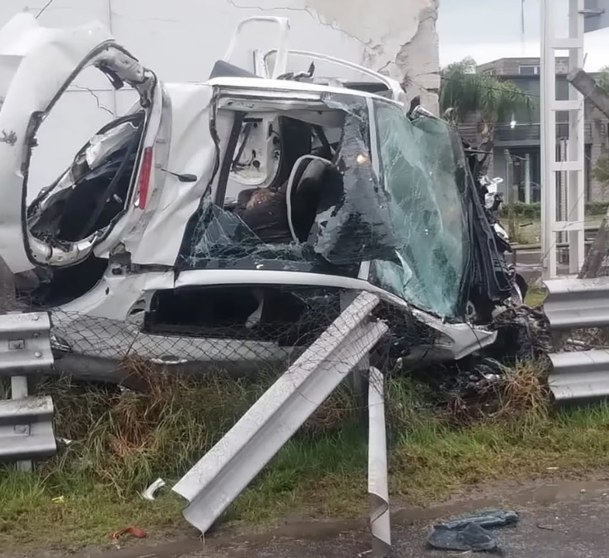 El automóvil quedó totalmente destrozado tras estrellarse contra una cabina de peaje en la Autopista del Oeste El automóvil quedó totalmente destrozado tras estrellarse contra una cabina de peaje en la Autopista del Oeste