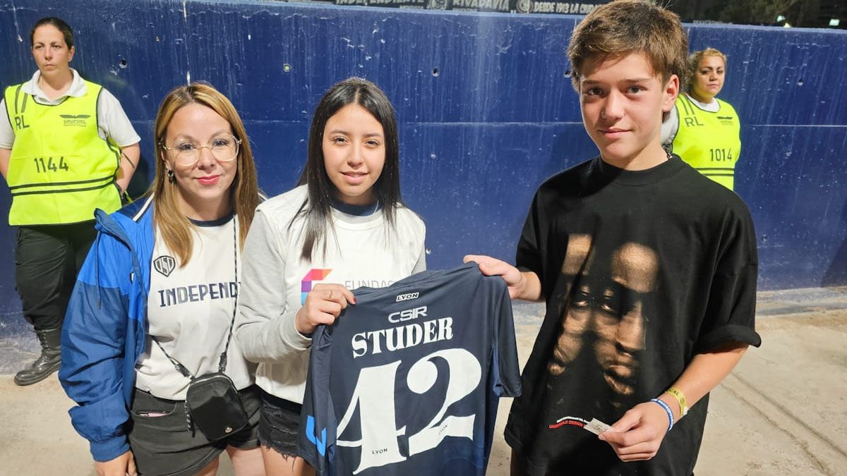 Goyo Yacopini ganó una de las camisetas que sorteó la Lepra. Goyo Yacopini ganó una de las camisetas que sorteó la Lepra.