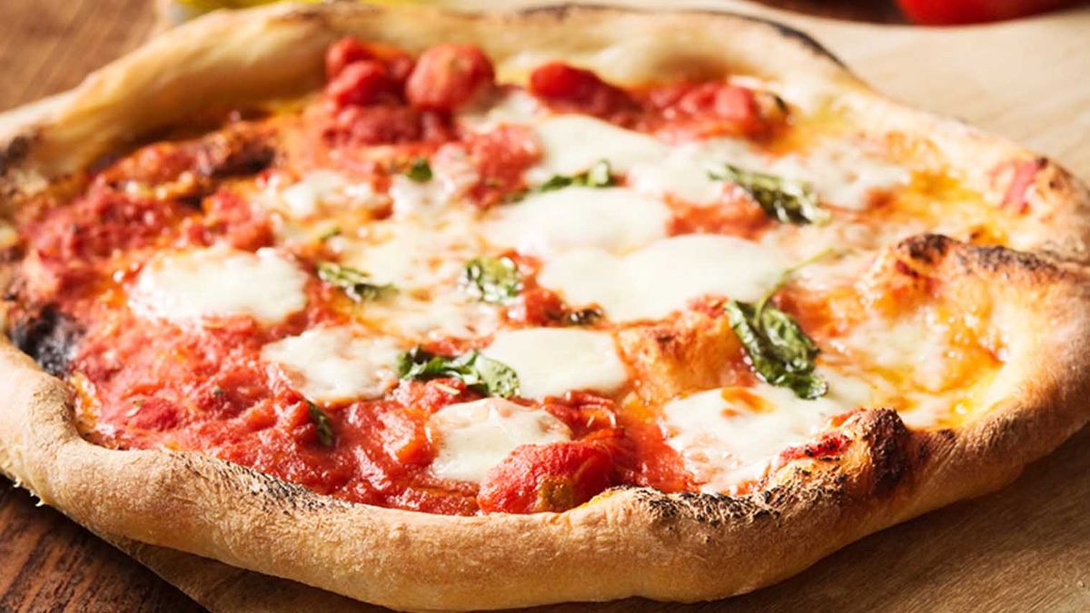 Después de una intensa jornada laboral, nada mejor que compartir una pizza Después de una intensa jornada laboral, nada mejor que compartir una pizza