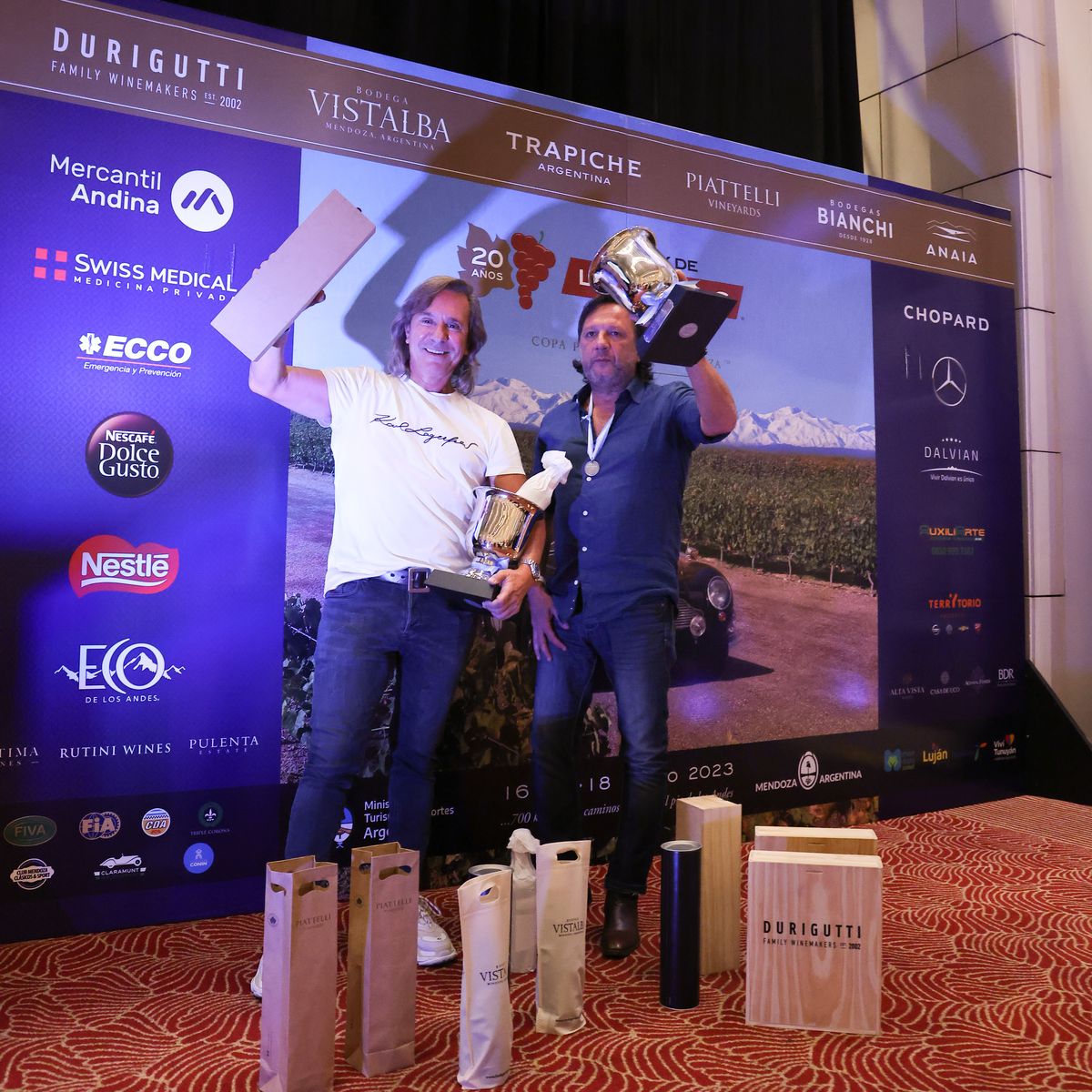 Alejandro López y Gabriel Gourovich celebran su tercer puesto.