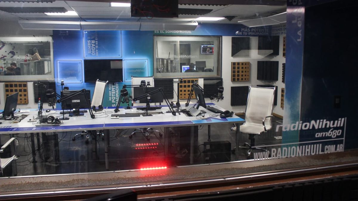Este lunes los estudios centrales de Radio Nihuil se encienden con una programación renovada. Este lunes los estudios centrales de Radio Nihuil se encienden con una programación renovada.
