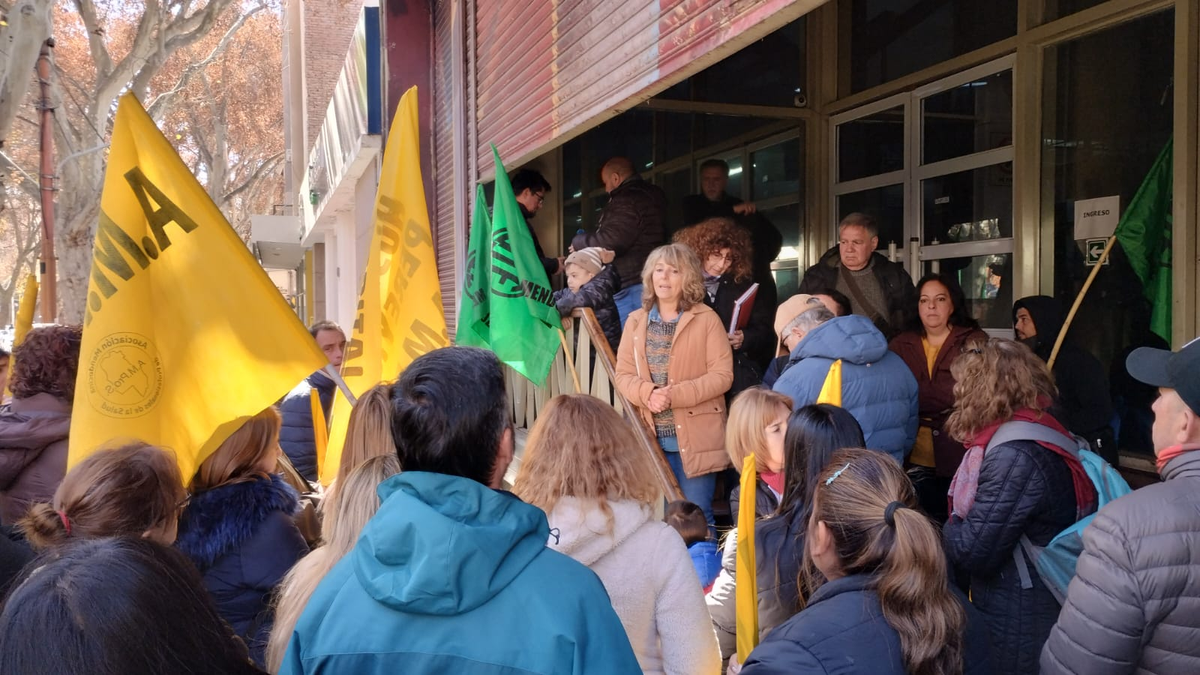 AMPROS decidió una medida de fuerza para el 15 julio tras no aceptar la propuesta en paritarias. AMPROS decidió una medida de fuerza para el 15 julio tras no aceptar la propuesta en paritarias.