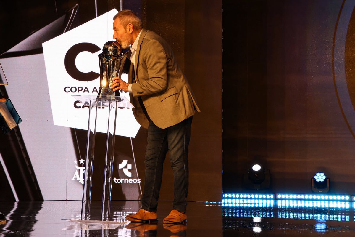 Vila y la Copa Argentina obtenida por la Lepra en 2025.