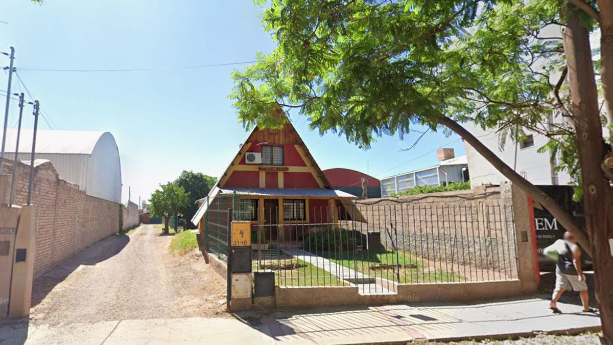 El allanamiento fue en una casa de calle Alem al 2.140, de Godoy Cruz, donde policías de Investigaciones buscaban a Raúl Gabriel Roux, de 78, años por amenazas agravadas. El allanamiento fue en una casa de calle Alem al 2.140, de Godoy Cruz, donde policías de Investigaciones buscaban a Raúl Gabriel Roux, de 78, años por amenazas agravadas.