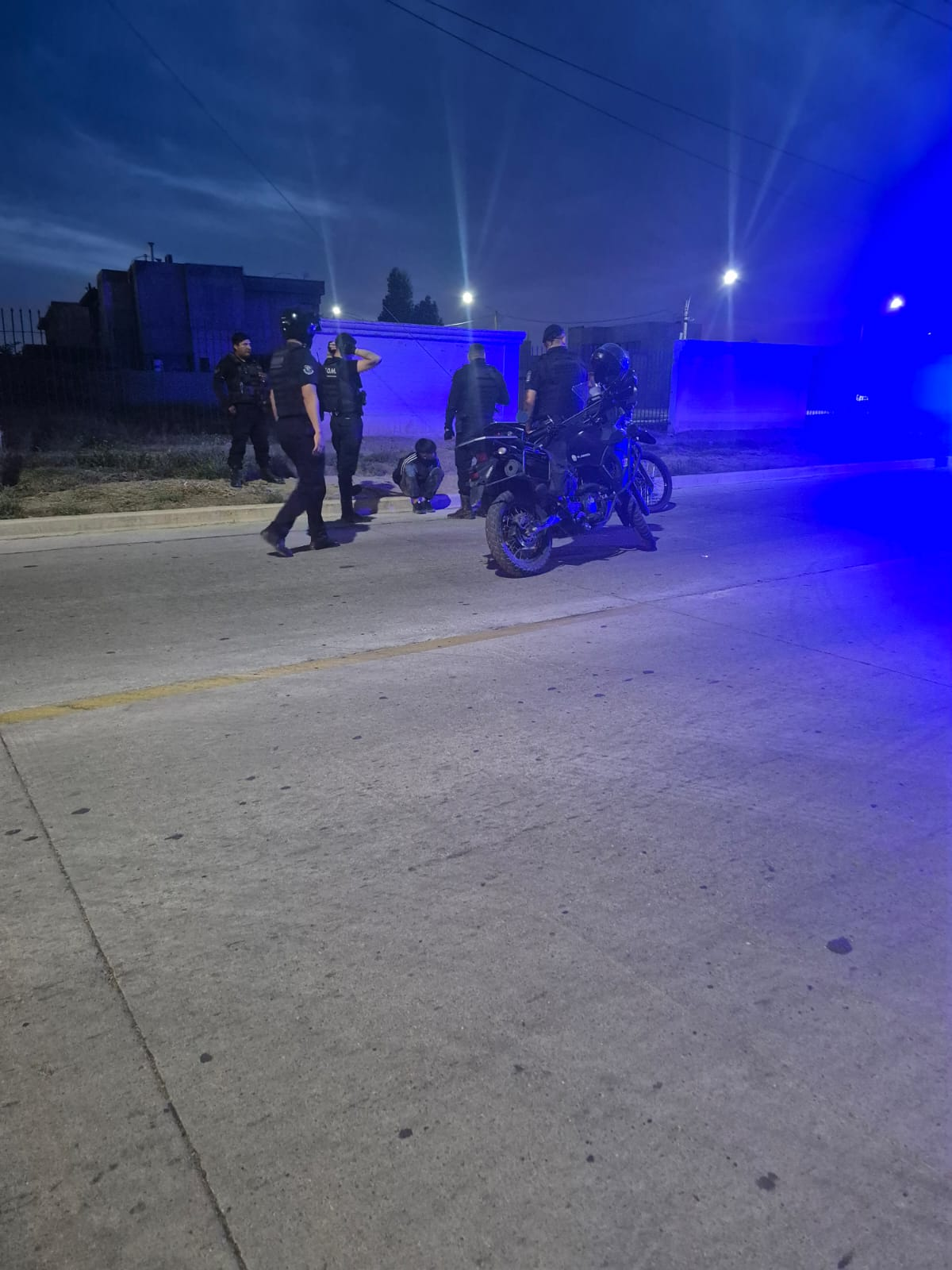 El joven ladrón tras ser atrapado por la Policía, poco después de chocar un vehículo con la moto en la que intentaba escapar