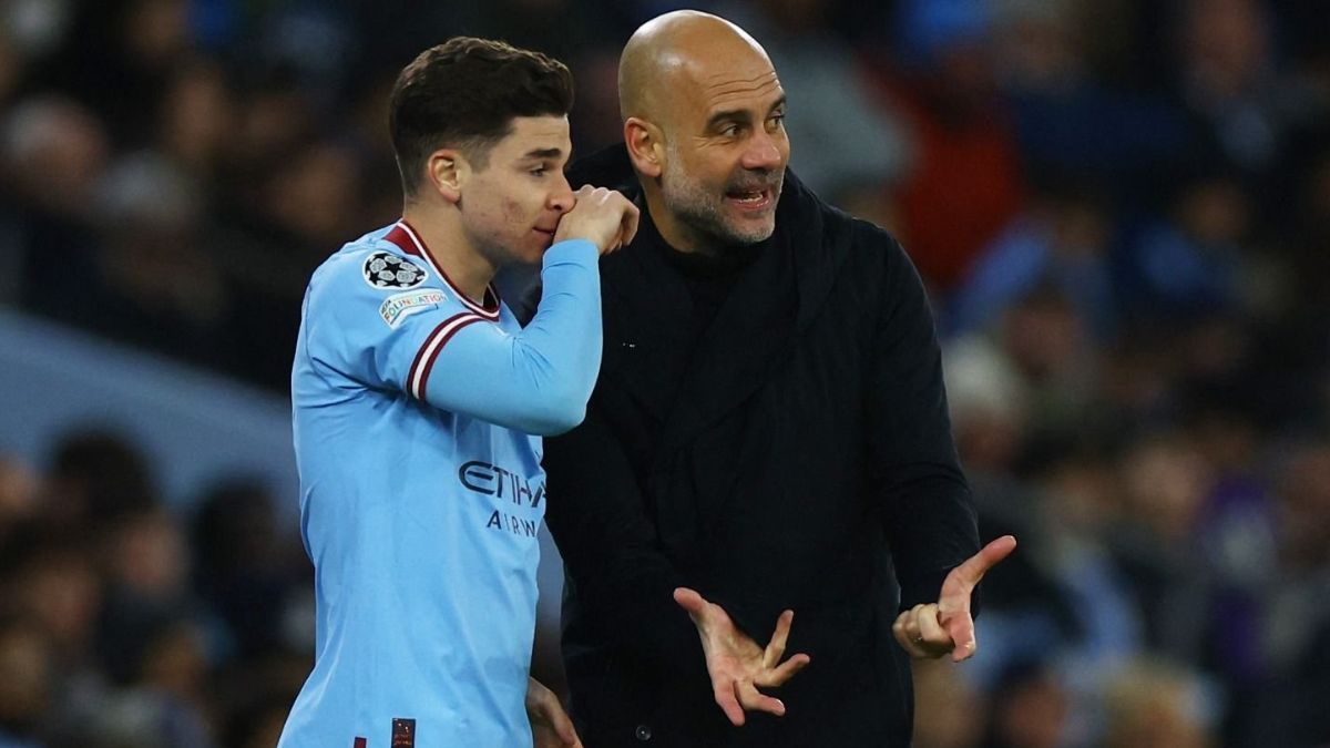 Julián Álvarez y Pep Guardiola entre idas y vueltas en declaraciones. 
