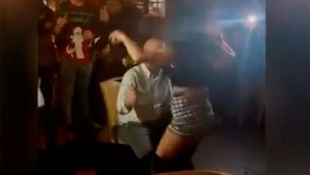 Video: una mujer policía le hizo un baile erótico a su jefe y lo degradaron