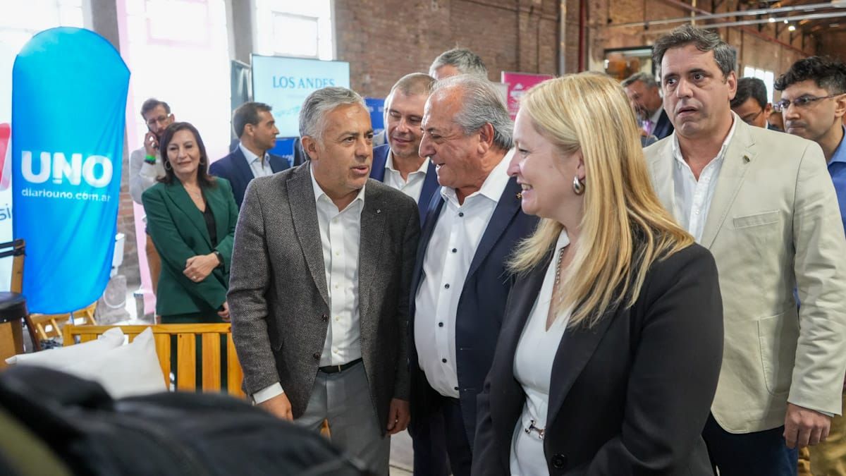 Cornejo y Walter Bressia, de Bodegas de Argentina, en pleno intercambio de opiniones antes de los discursos Cornejo y Walter Bressia, de Bodegas de Argentina, en pleno intercambio de opiniones antes de los discursos