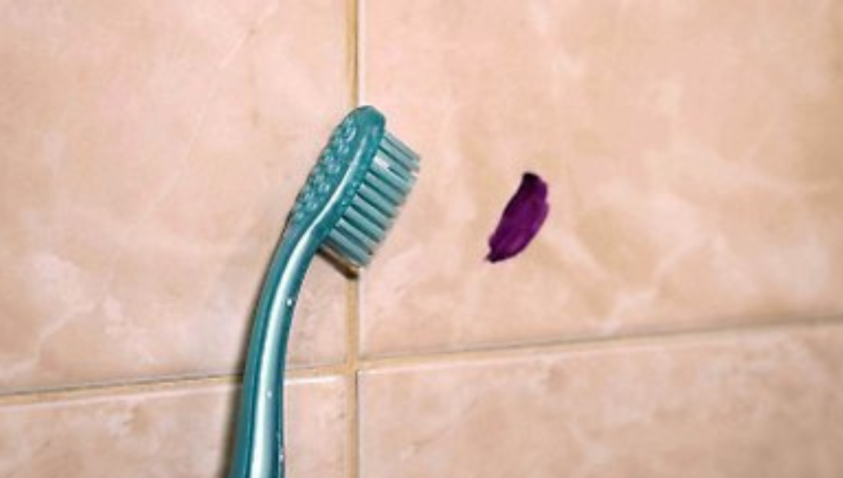 Elimina las manchas de esmalte en el piso con este truco fácil y rápido. Elimina las manchas de esmalte en el piso con este truco fácil y rápido.