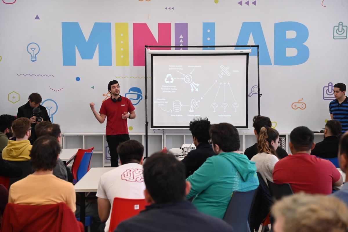 Gabriel Caballero es, junto a Marcos Peralta y Leonardo Muñoz impulsor de este proyecto aeroespacial con sede en Godoy Cruz. Gabriel Caballero es, junto a Marcos Peralta y Leonardo Muñoz impulsor de este proyecto aeroespacial con sede en Godoy Cruz.