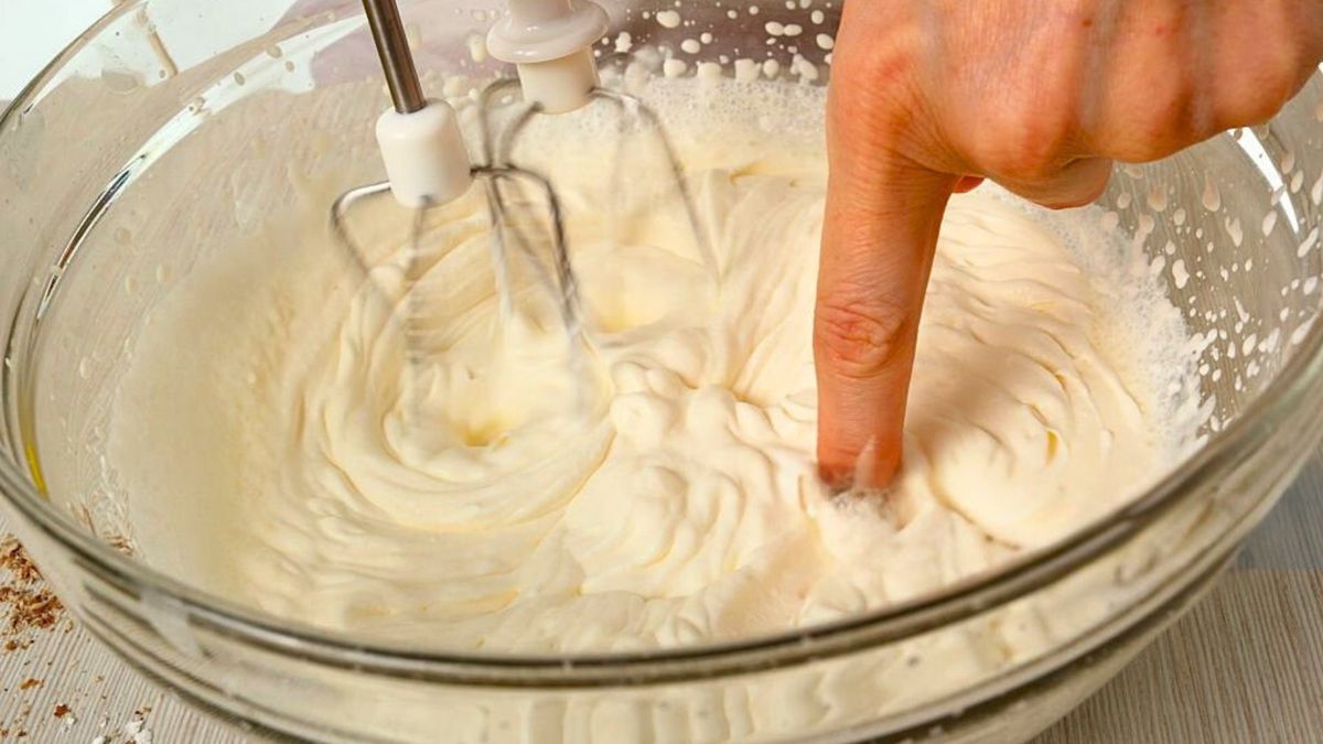 La crema chantilly tiene una receta sencilla con solo 4 ingredientes y en pocos pasos. Foto: iStock.