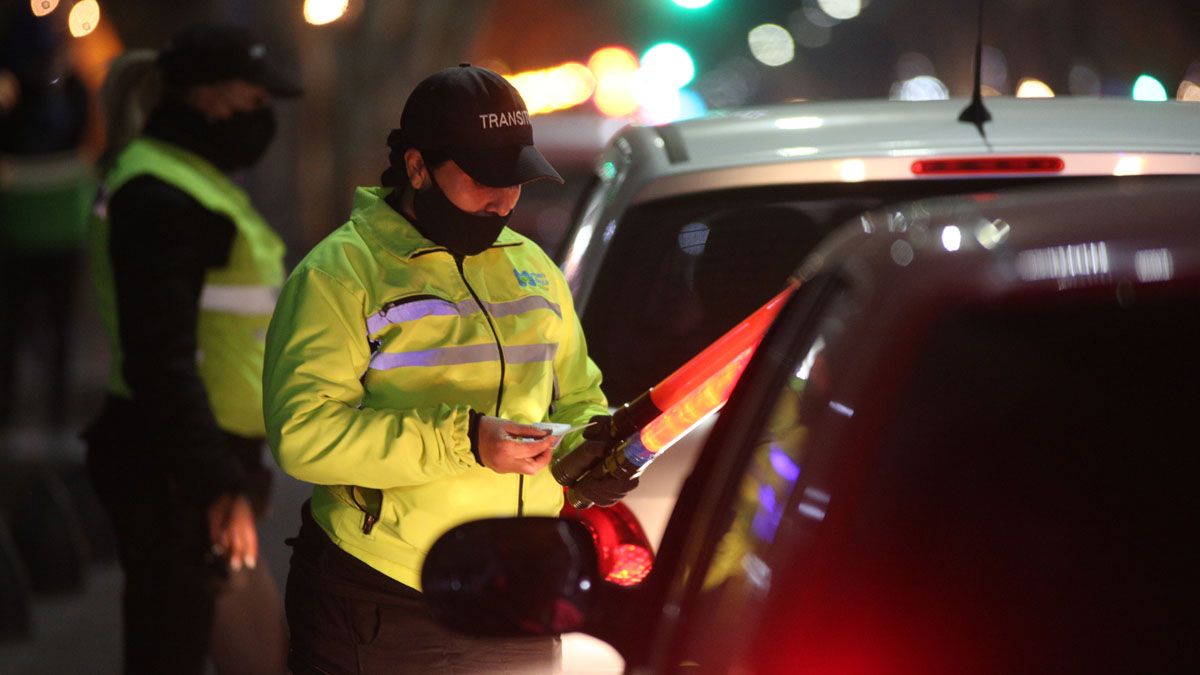 Personal de Tránsito de Capital detectó a un conductor alcoholizado que se metió en contramano por calle Colón. Imagen ilustrativa.