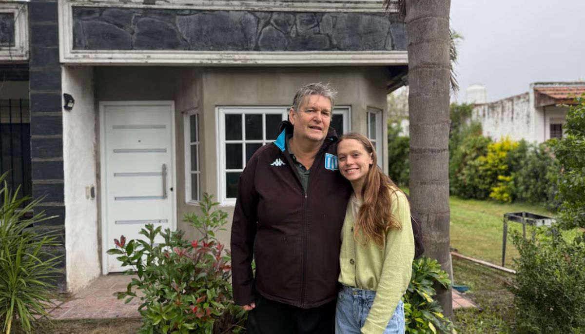 Gisela Forystek construye su propia casa con ayuda de su padre. Imagen: TN. Gisela Forystek construye su propia casa con ayuda de su padre. Imagen: TN.
