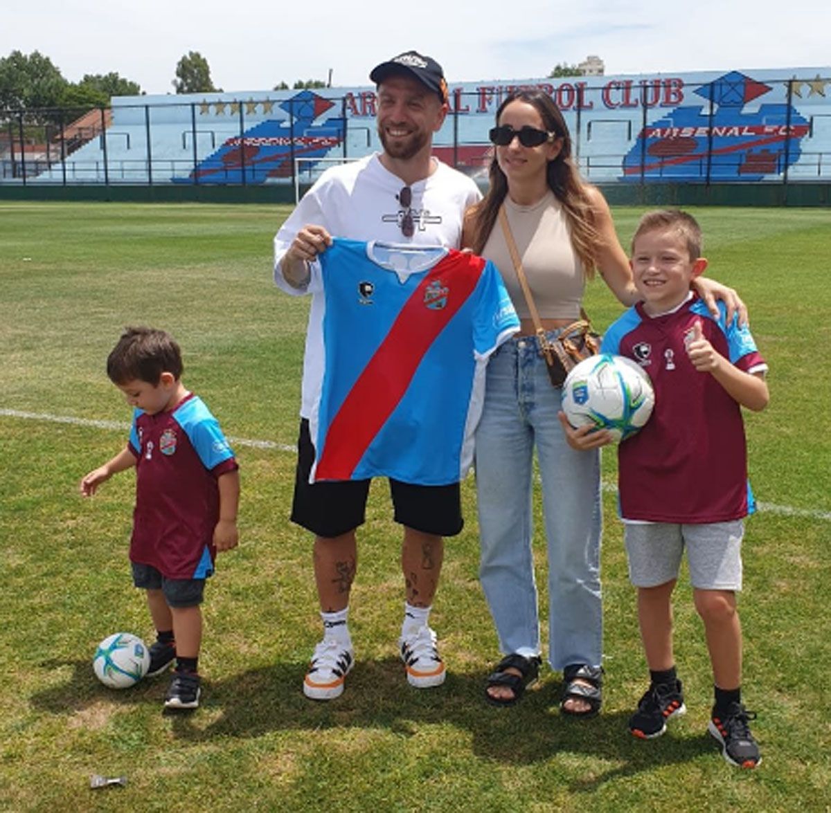 El Papy y su familia en cancha de Arsenal