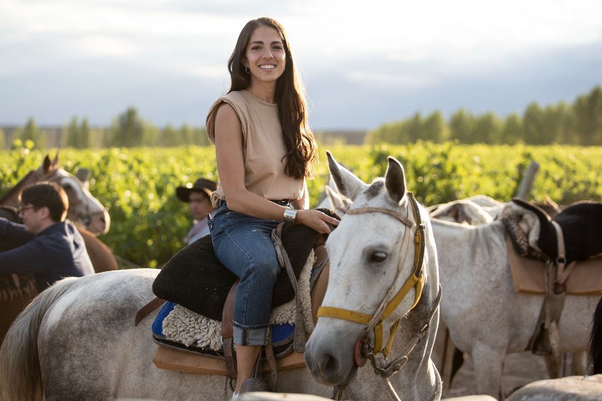Ana Paula Bartolucci, apasionada de la enología y los caballos. Ana Paula Bartolucci, apasionada de la enología y los caballos.