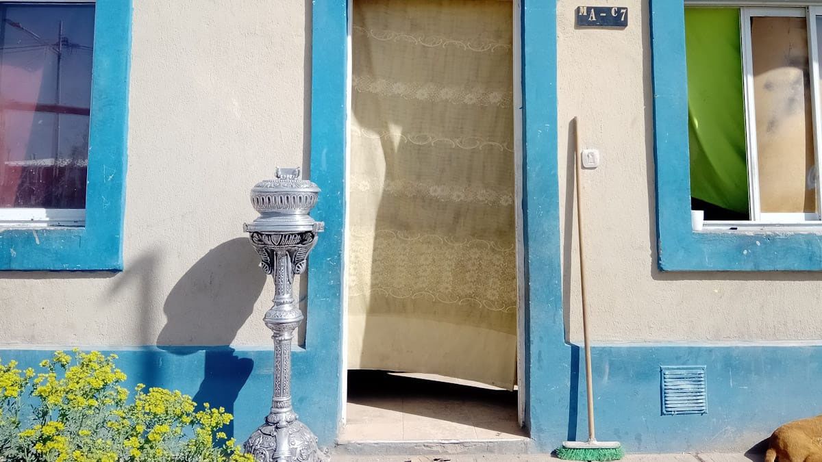 Un tarjetero funerario en la puerta de la casa de Santiago Contreras durante su velorio. Es un elemento utilizado para conformar la capilla ardiente. Un tarjetero funerario en la puerta de la casa de Santiago Contreras durante su velorio. Es un elemento utilizado para conformar la capilla ardiente.