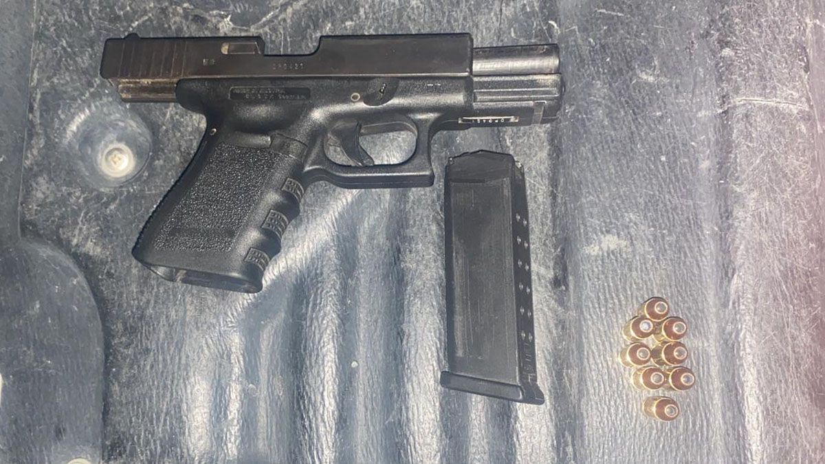 Un hombre llevaba una pistola 9 mm. cargada, mostró que tenía los papeles para llevarla, pero estaban vencidos.