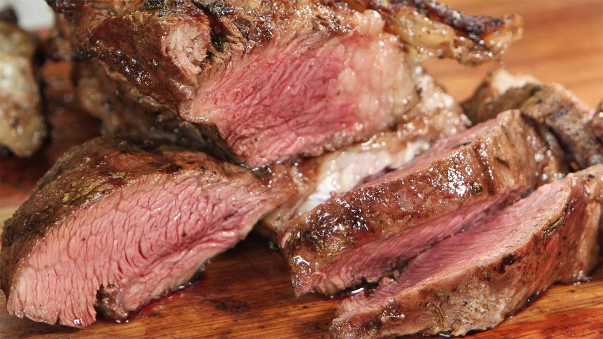 Hay muchos cortes der carne económicos que se adaptan muy bien a la parrilla del asado.