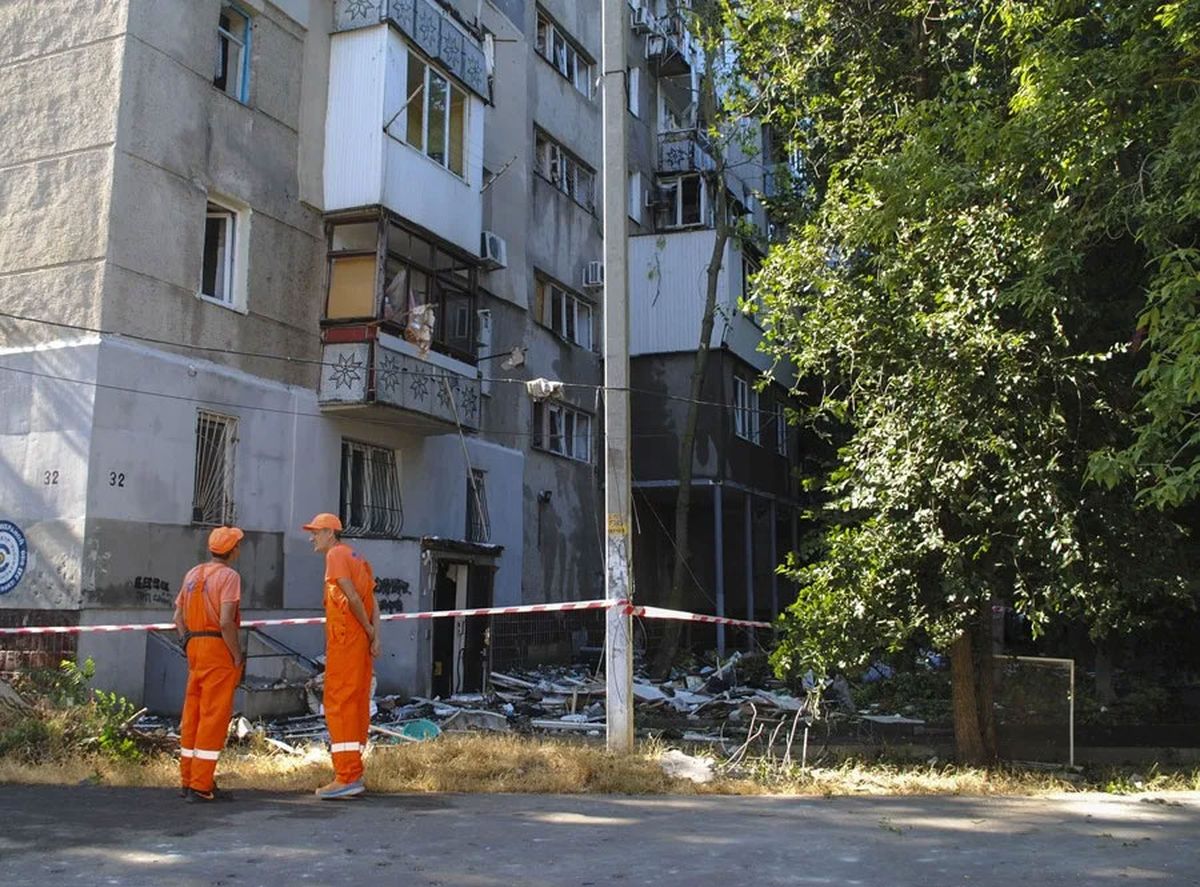 Escombros cerca de un edificio residencial dañado tras ser alcanzado por un dron, hoy en Odesa, Ucrania. Crédito: EFE/EPA/Igor Tkachenko. Escombros cerca de un edificio residencial dañado tras ser alcanzado por un dron, hoy en Odesa, Ucrania. Crédito: EFE/EPA/Igor Tkachenko.