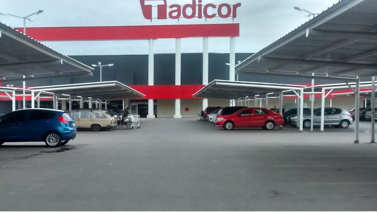 La caída del consumo llegó al 16,1% en julio y el hipermercado Tadicor quiere repuntar las ventas aceptando moneda extranjera. La caída del consumo llegó al 16,1% en julio y el hipermercado Tadicor quiere repuntar las ventas aceptando moneda extranjera.