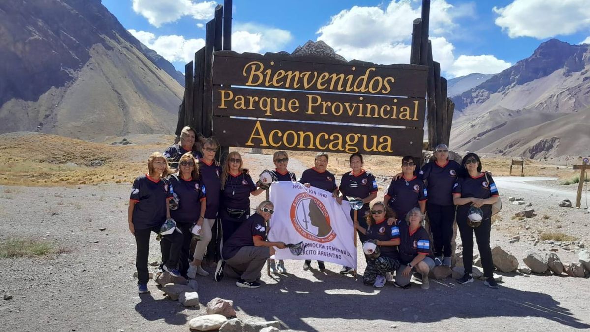 Un total de 14 enfermeras del Hospital Campo de Mayo conservan la amistad. Visitaron Mendoza y evocaron la guerra.