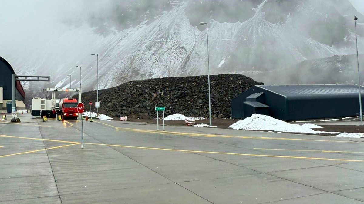 Nevadas débiles en el sector chileno del complejo aduanero Los Libertadores. Nevadas débiles en el sector chileno del complejo aduanero Los Libertadores.