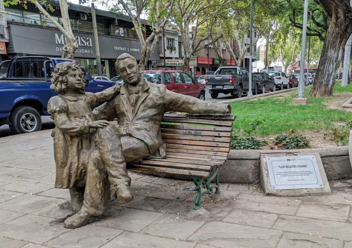 La nueva víctima del vandalismo callejero fue la estatua del General San Martín en la Alameda
