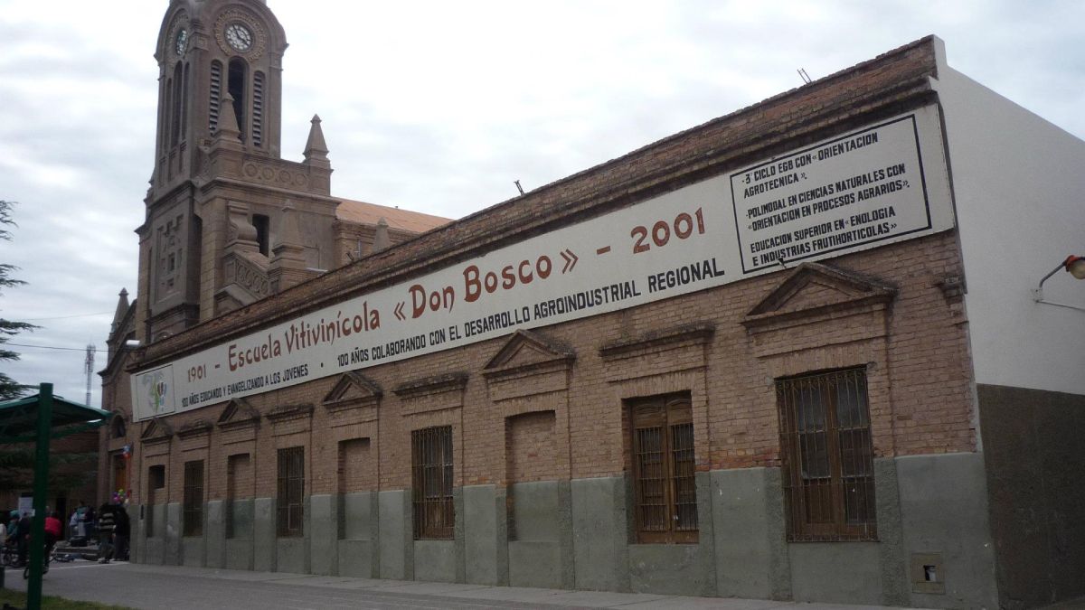 Frente del colegio donde los alumnos del segundo año de la tecnicatura en enología decidieron donar a Cáritas el vino de excelencia que elaboraron con tanto sacrificio dentro del contexto de cuarentena por la pandemia.