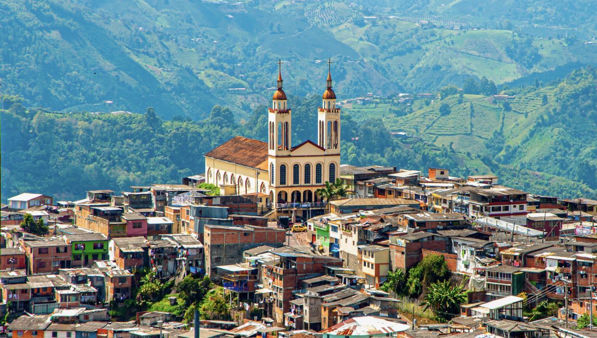 Esta ciudad destaca por su transporte urbano moderno, incluyendo tranvía y cable aéreo, que facilitan la movilidad en la ciudad montañosa Esta ciudad destaca por su transporte urbano moderno, incluyendo tranvía y cable aéreo, que facilitan la movilidad en la ciudad montañosa