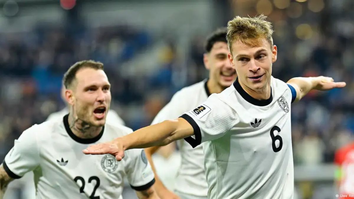 Joshua Kimmich y David Raum celebrando un tanto de la Selección de Alemania durante las Eliminatorias europeas, camino al Mundial 2026.