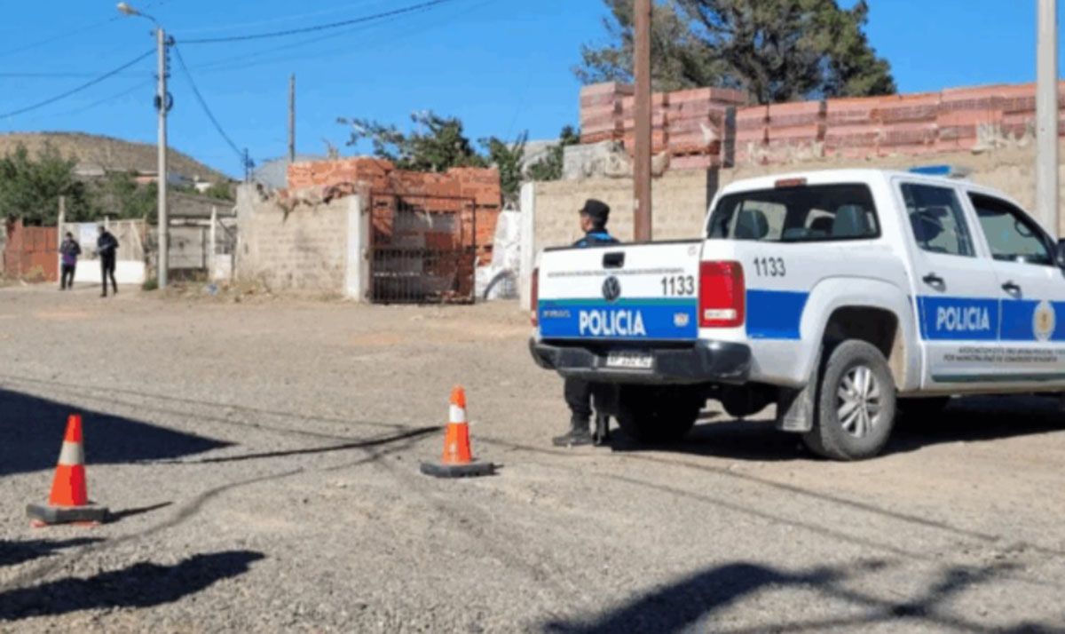 Le clavó un cuchillo en la cabeza a su novio en una violenta discusión y se escapó caminando