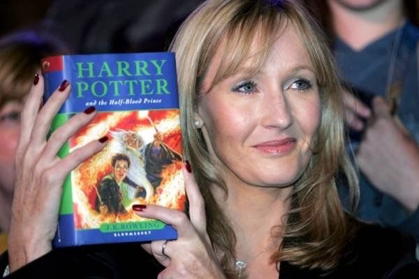 Escándalo con la autora de Harry Potter tras sus dichos sobre la menstruación