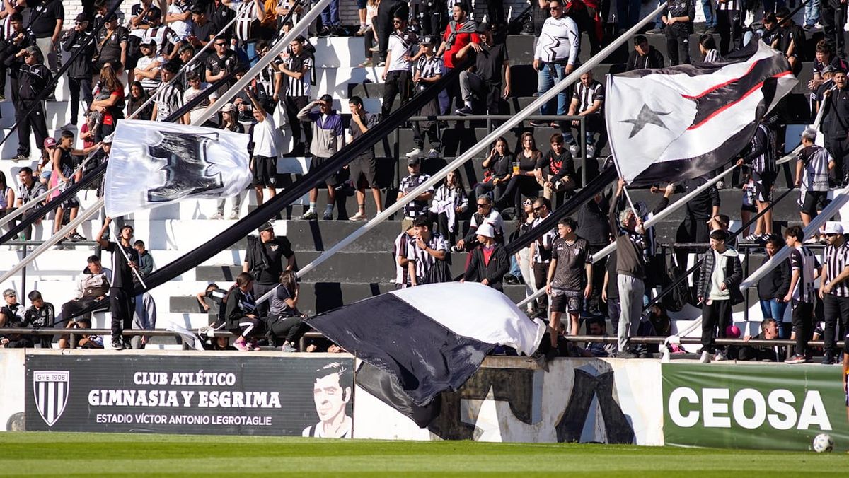 Gimnasia y Esgrima perdió la racha de victorias que llevaba de local en el Víctor Antonio Legrotaglie. Foto: Axel Lloret/UNO.&nbsp;