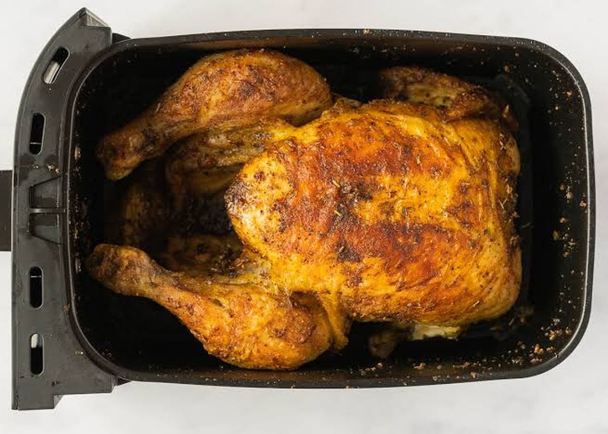 El pollo tenía un plus escondido dentro. La requisa realizada en la comisaría lo descubrió rápidamente. El pollo tenía un plus escondido dentro. La requisa realizada en la comisaría lo descubrió rápidamente.