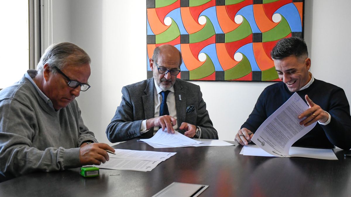 Sergio López, el ministro Rodolfo Vargas Arizu, y el intendente de Guaymallén, Marcos Calvente, durante la firma del convenio.