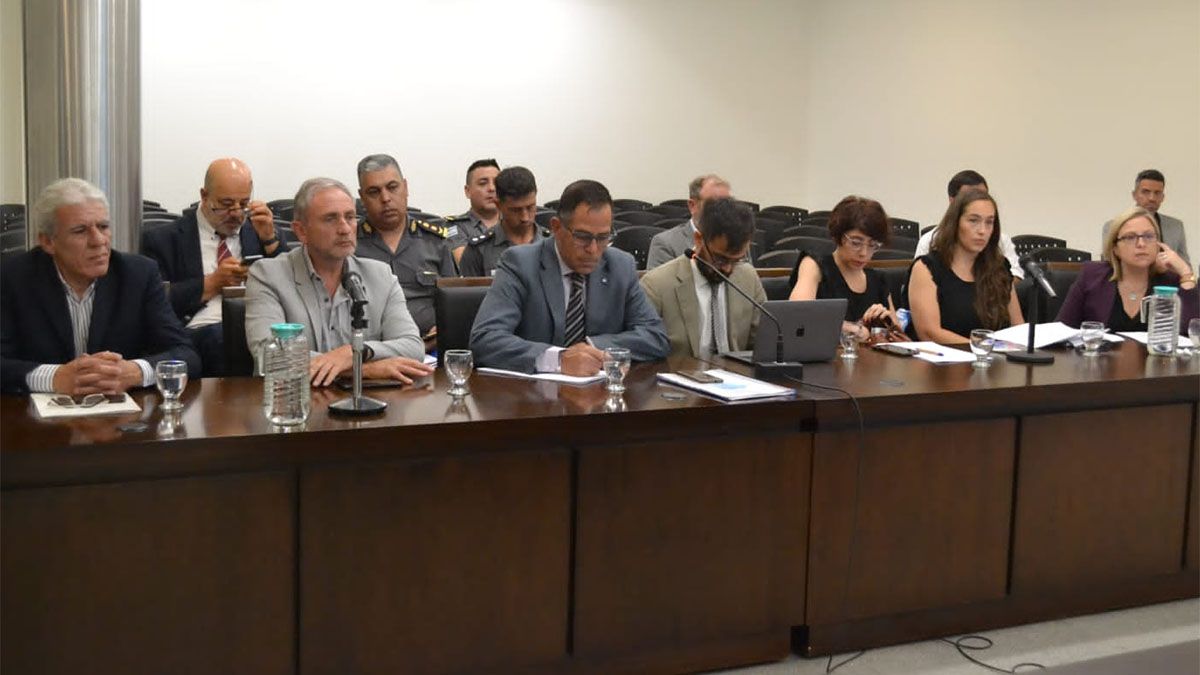 Los expositores durante la audiencia informativa que se desarrolló en el Polo Judicial. Todos expusieron el lado positivo de usar celulares.